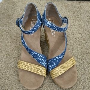 Toms Clarissa blue print wedges like new!